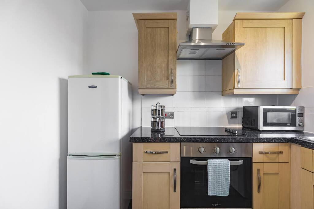 Modern 2br - 25min To