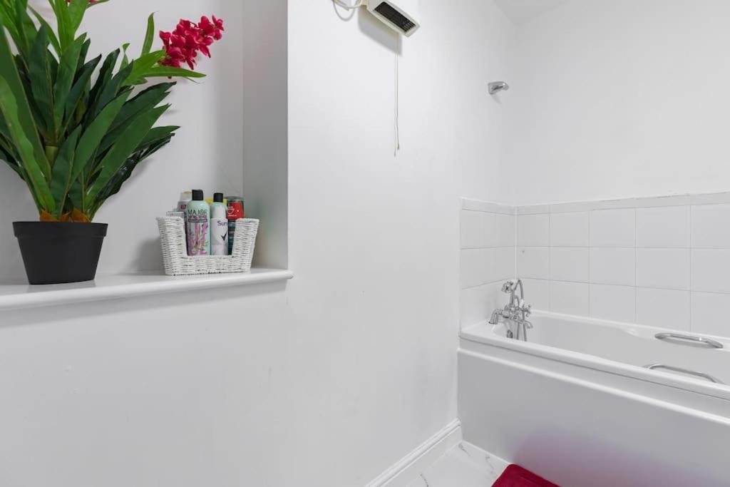 Апартаменты 2-br Oasis In Woolwich *