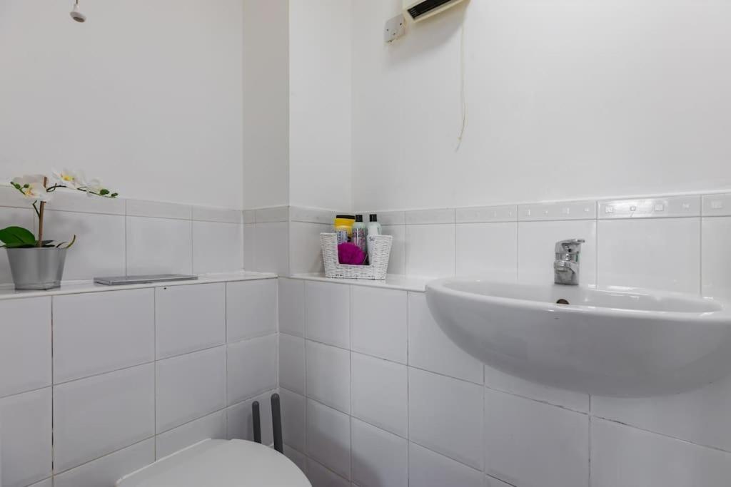 Modern 2br - 25min To