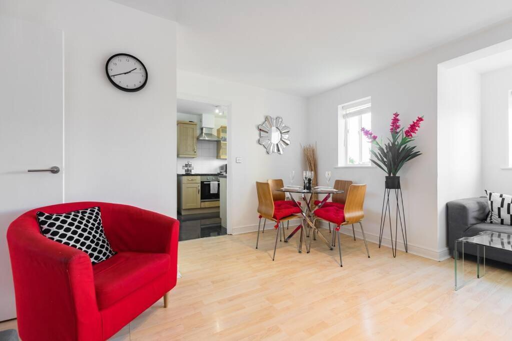 Modern 2br - 25min To